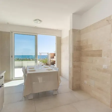 Mery - Beachfront With Garden In Fruttidoro